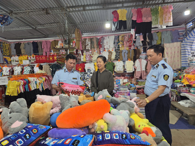Các mặt hàng đều được kiểm tra, kiểm soát, tuyên truyền nhắc nhở chấp hành đúng quy định của pháp luật trong hoạt động kinh doanh.