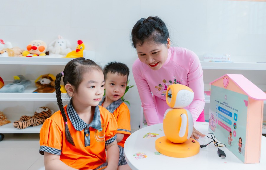 Trẻ trường mầm non Tân Phong trải nghiệm tại thư viện số của trường. Ảnh: Hồ Phúc.