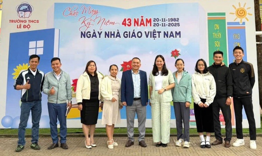 Ban giám hiệu và đội ngũ giáo viên cốt cán Trường Phổ thông dân tộc bán trú Tiểu học - THCS Trà Nam giao lưu tại Trường THCS Lê Độ. Ảnh: NTCC truong-giup-truong-1.jpg