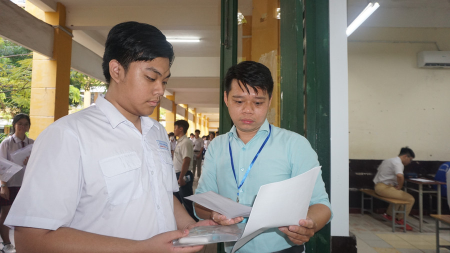 Thí sinh tham dự kỳ thi chọn học sinh giỏi lớp 12 tại Trường THPT Trưng Vương. thi-hoc-sinh-gioi-3.jpg