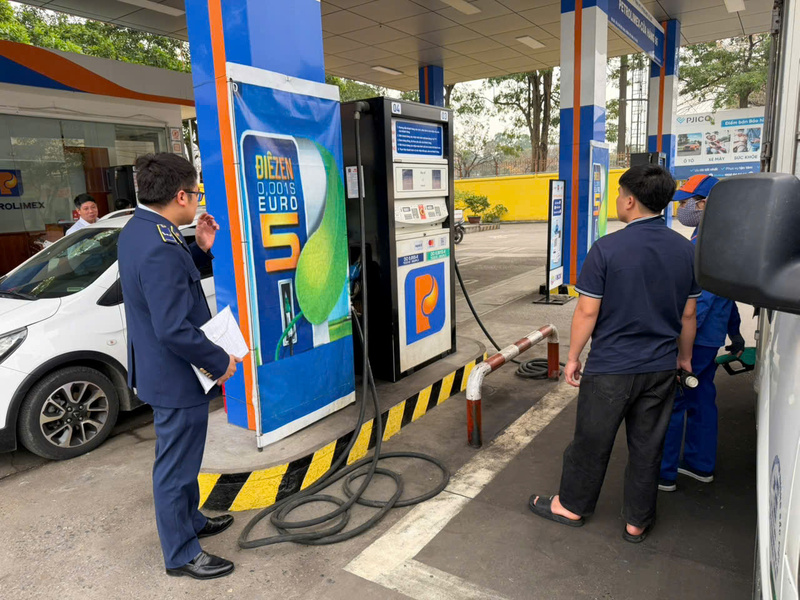 Lực lượng Quản lý thị trường Hà Nội kiểm tra hoạt động kinh doanh xăng dầu ngày 6/3. Ảnh: Văn Thi