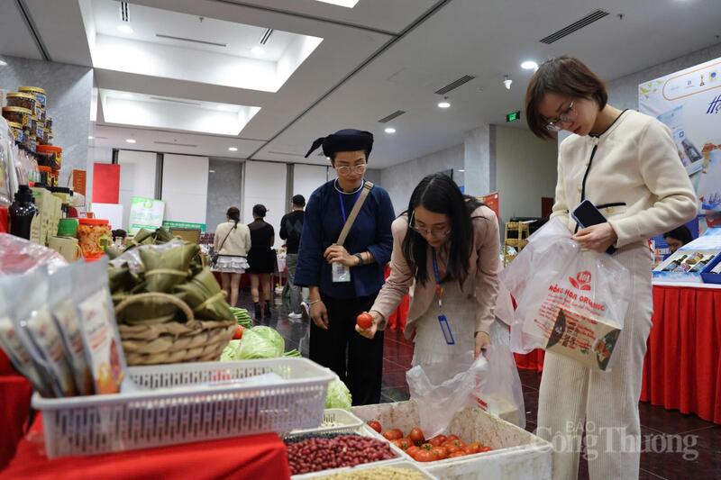 Chị Hạnh tận tình tư vấn cho từng vị khách hàng. Ảnh: Lê Vân