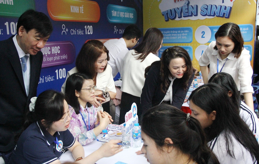 Lãnh đạo Học viện Quản lý giáo dục trực tiếp tư vấn tuyển sinh, hướng nghiệp.