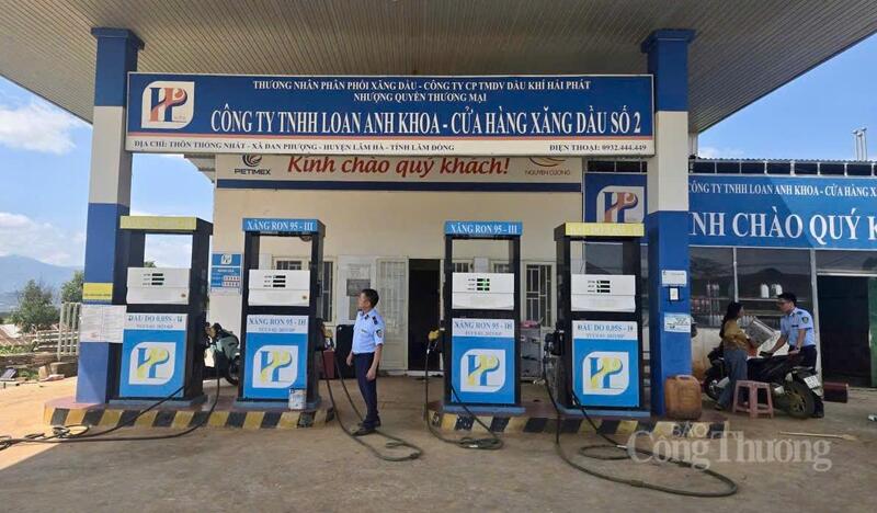 Lực lượng quản lý thị trường kiểm tra cửa hàng bán lẻ xăng dầu trên địa bàn. Ảnh: Minh An