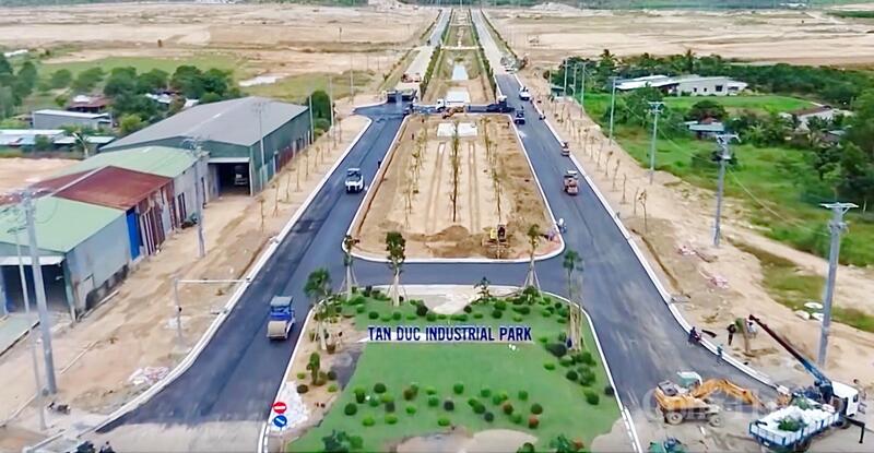 Hạ tầng giao thông được xây dựng đồng bộ tại khu công nghiệp Tân Đức. Ảnh: Minh An