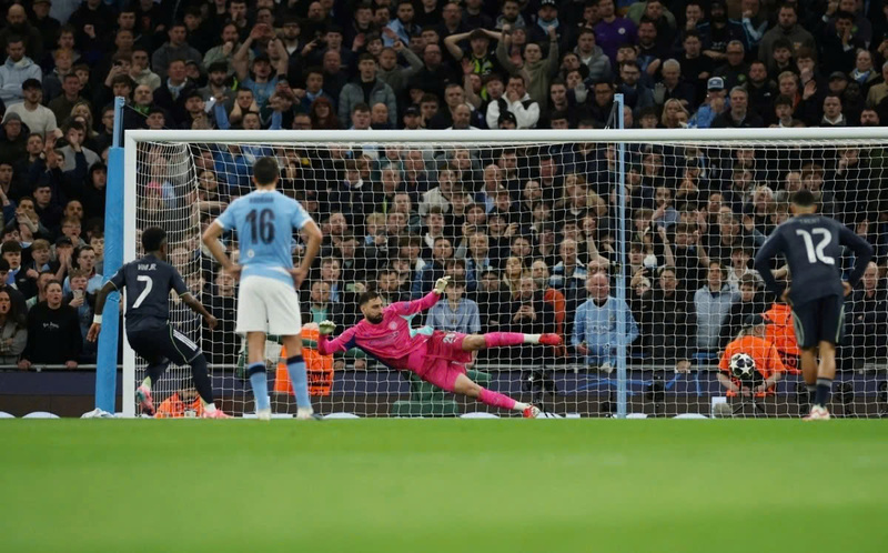 Vinicius Junior ghi bàn trên chấm phạt đền. Ảnh: Reuters