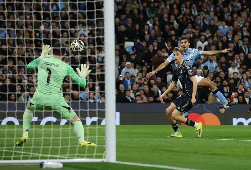 Man City dâng cao đội hình, nỗ lực tìm kiếm thêm bàn thắng. Ảnh: Reuters