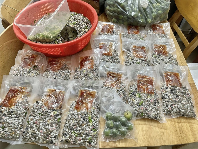 Ốc sẽ được các tiểu thương đóng bao, hút chân không để gửi đi các tỉnh thành. Ảnh: Nhân vật cung cấp