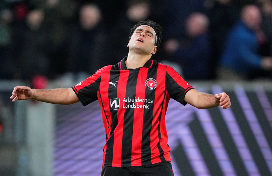 Aral Simsir cũng lặp lại kịch bản tương tự và vẫn sút trúng cột dọc đó. 2.png