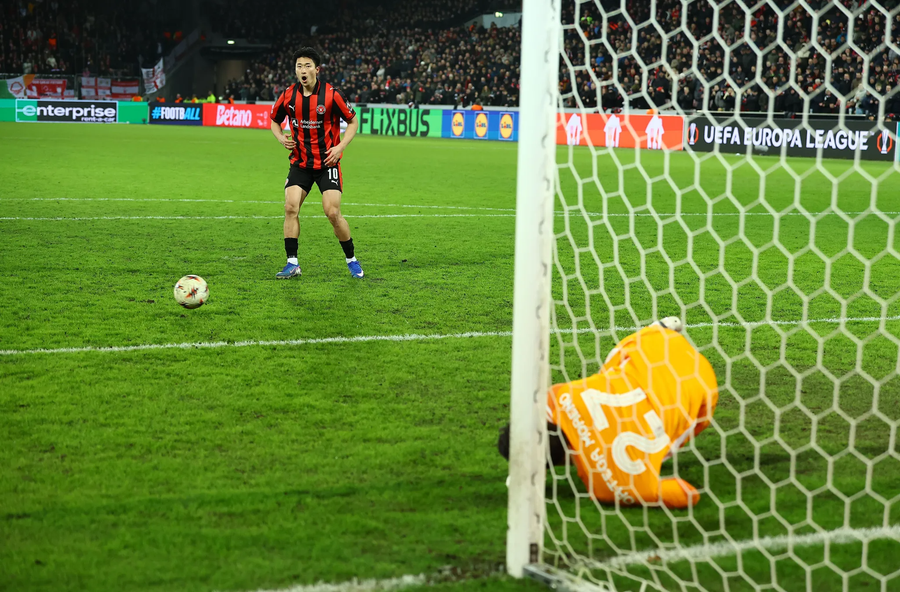 Cho Gue-Sung sút trúng cột dọc trong quả luân lưu đầu tiên của Midtjylland. 1.png