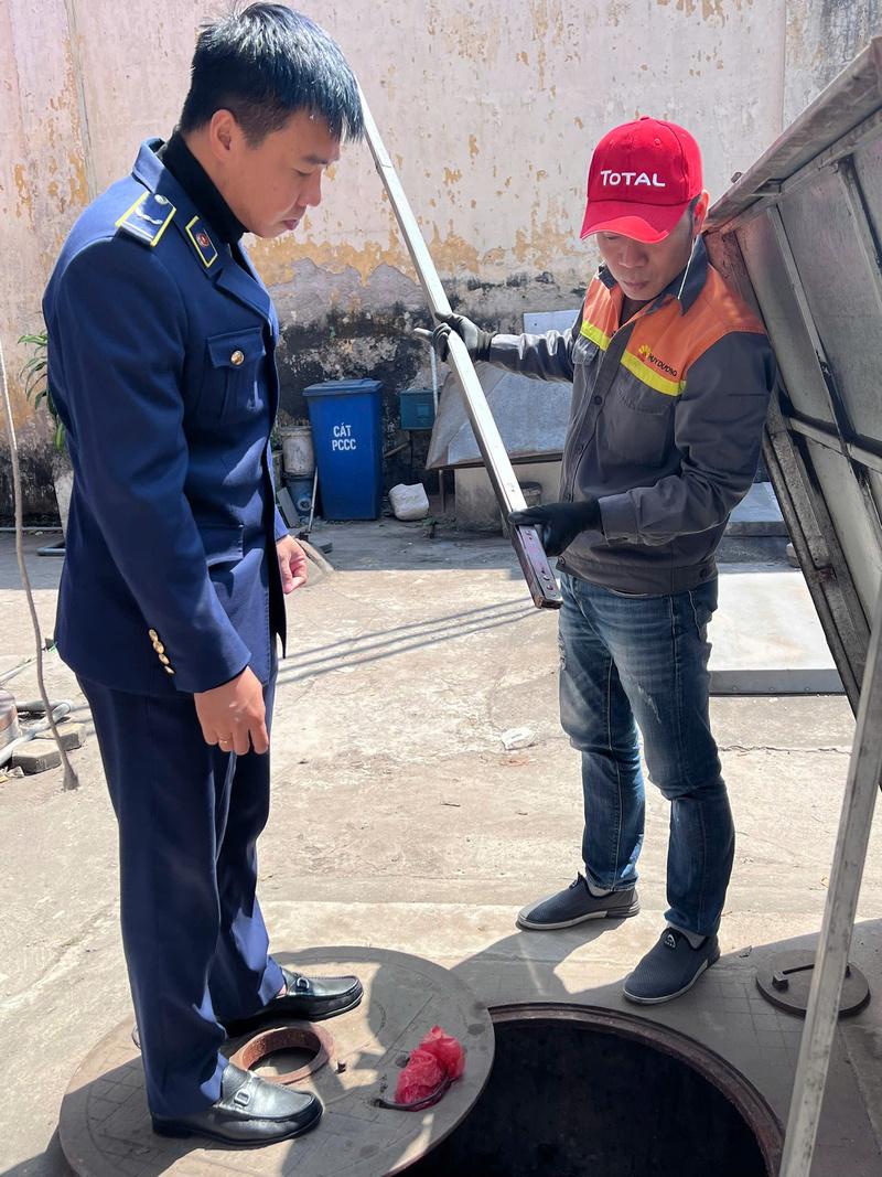 Cán bộ Đội Quản lý thị trường số 2 kiểm tra thực tế Cửa hàng kinh doanh xăng dầu Thụy Dương trên đường Bạch Đằng. Ảnh: Văn Thi