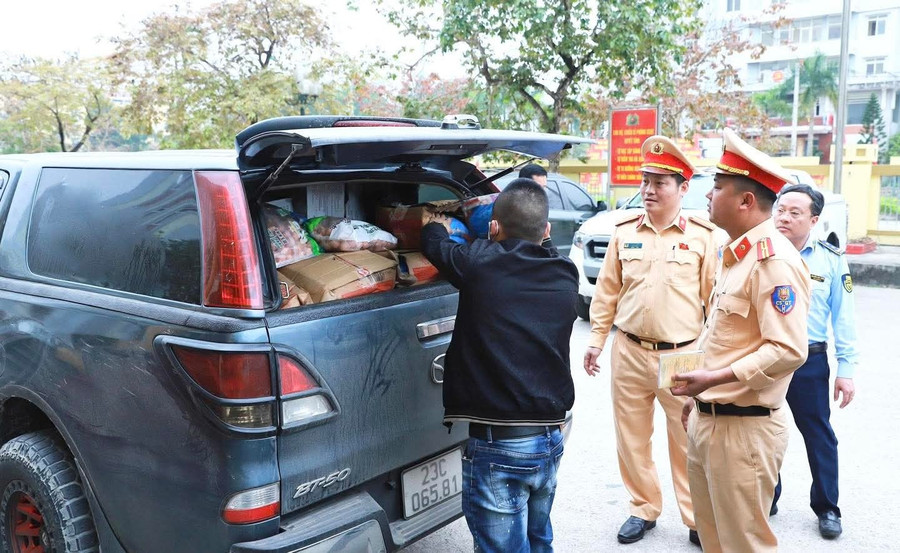 Số lượng lớn thực phẩm không rõ nguồn gốc được kịp thời phát hiện. (Ảnh: CATQ) 1000048958.jpg