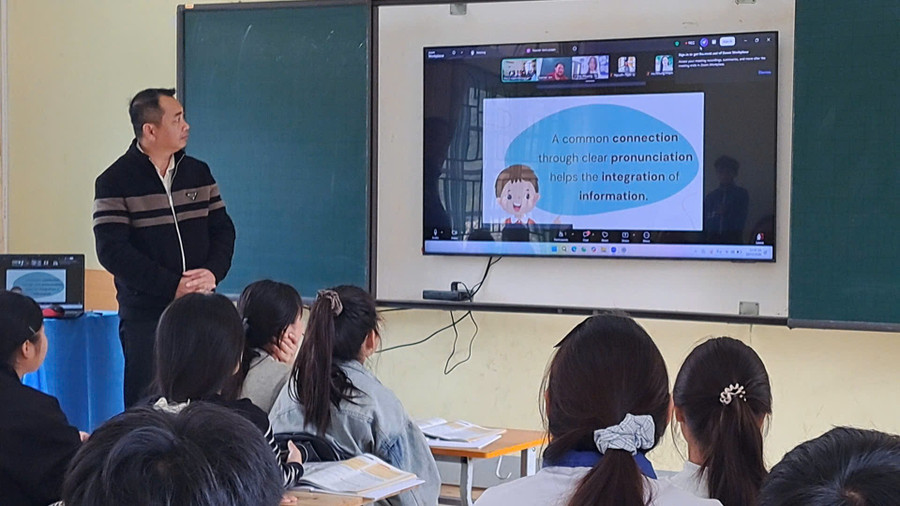 Học sinh Trường PTDTBT THCS Nặm Nhũng tham gia tiết học tiếng Anh trực tuyến với giáo viên bản ngữ qua nền tảng Zoom. cao-bang-hoc-tieng-anh-3.jpg