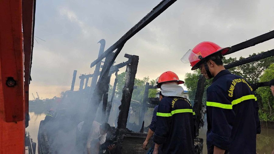 Lực lượng chức năng tiến hành chữa cháy. 652671484-788923713864049-5539625661596117869-n.jpg