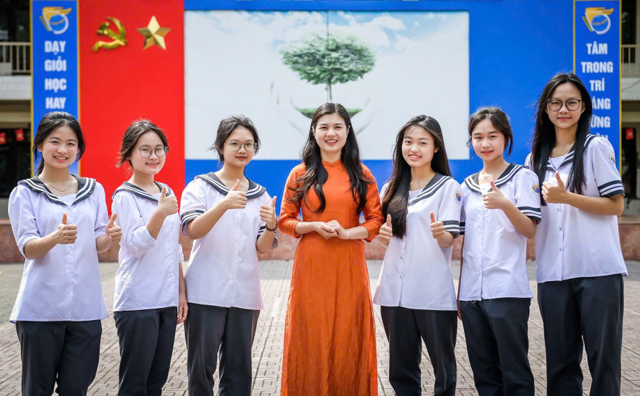 Cô giáo Nguyễn Thị Bích Đào cùng học sinh Trường THPT chuyên Lê Hồng Phong (Ninh Bình). co-giao-9x-va-khat-vong-giao-duc-so-1.jpg
