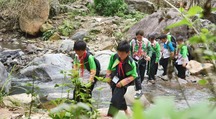 Con đường đến trường hằng ngày của nhiều học sinh vùng biên giới.