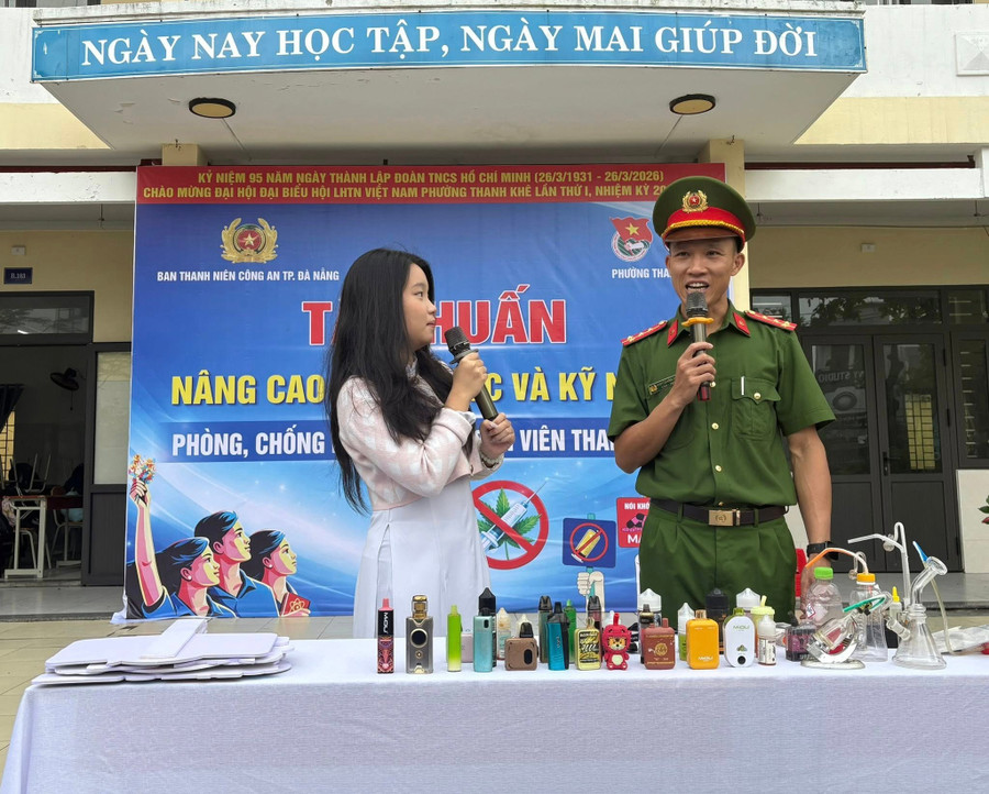 Trung tâm Giáo dục thường xuyên số 2 (Đà Nẵng) phối hợp với cơ quan công an tổ chức truyền thông phòng, chống tác hại của thuốc lá, thuốc lá điện tử. truyen-thong-thuoc-la.jpg