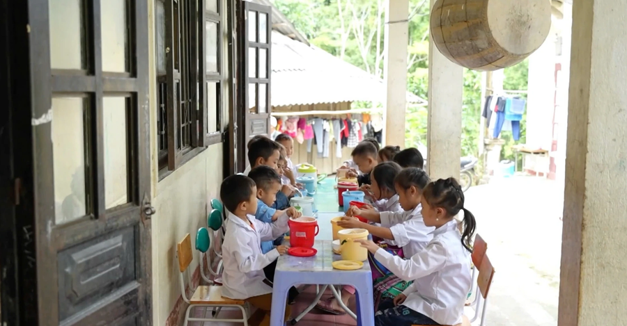 Nhiều điểm trường chưa có khu bán trú, học sinh phải mang cơm từ nhà để ăn trưa. xay-dung-truong-pho-thong-noi-tru-lien-cap-po-thanh-hoa-2.png