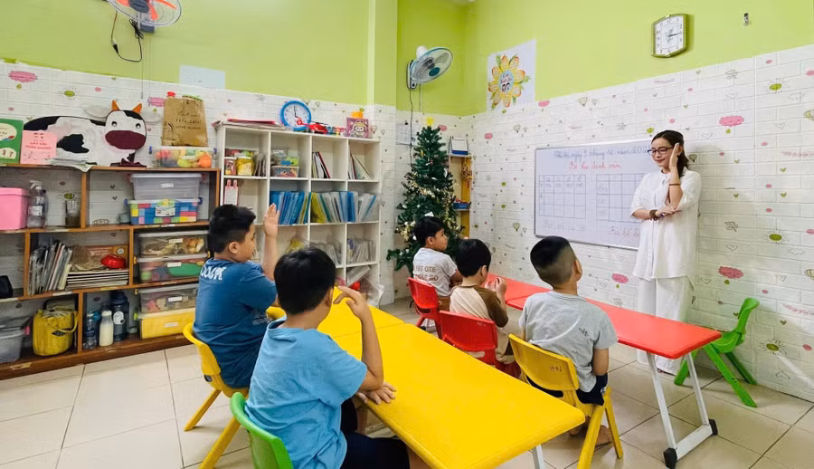 ThS Bùi Ngát Hương đồng hành cùng trẻ trong một buổi học kỹ năng. Ảnh: NVCC chuan-bi-vao-lop1-1.jpg