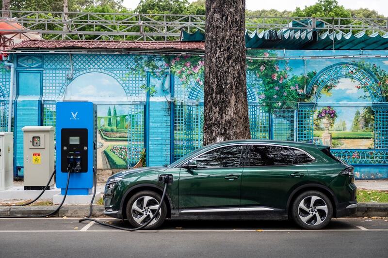 Gia hạn thuế suất thuế tiêu thụ đặc biệt đối với xe có gắn động cơ dưới 24 chỗ chạy bằng pin cũng phù hợp với thông lệ quốc tế và xu thế toàn cầu. Ảnh minh họa