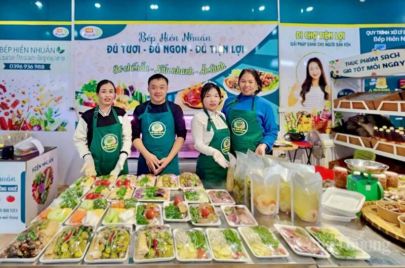 Công ty TNHH Sản xuất và Thương mại Hiền Nhuần còn có Bếp Hiền Nhuần chuyên rau, củ, quả tươi, thịt cá sạch, được đóng khay tiện lợi. Ảnh: Ngô Nhung