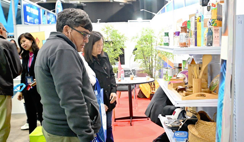 Gian hàng Việt Nam thu hút du khách quốc tế.