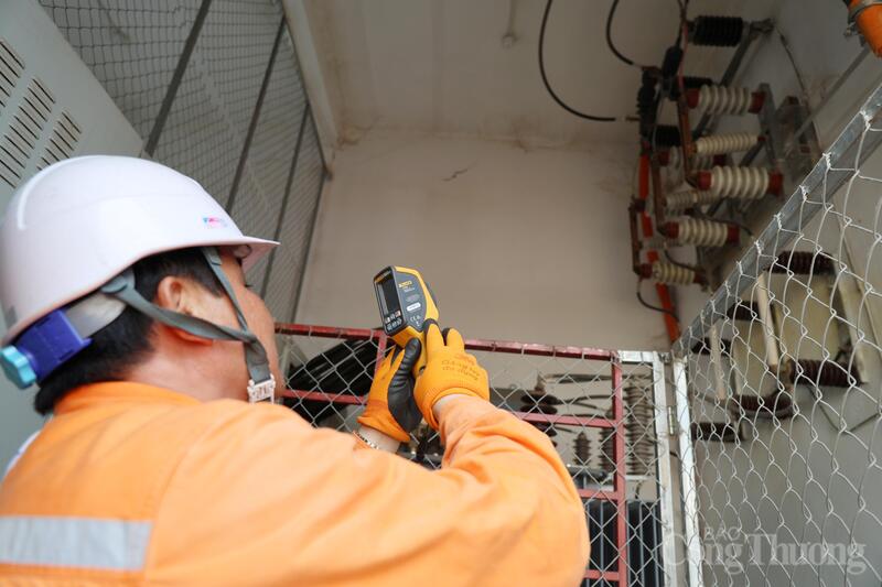 Công ty Điện lực Hà Tĩnh đồng hành cùng doanh nghiệp sản xuất trong mùa nắng nóng cao điểm. Ảnh: Trọng Tùng