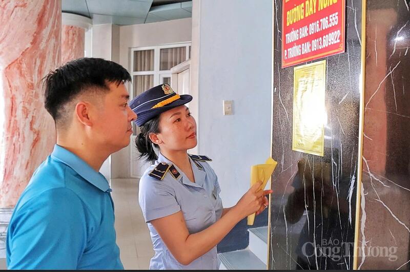 Các hộ kinh doanh dần thay đổi nhận thức, ủng hộ lực lượng chức năng kiểm tra thường xuyên. Ảnh: Trọng Tùng