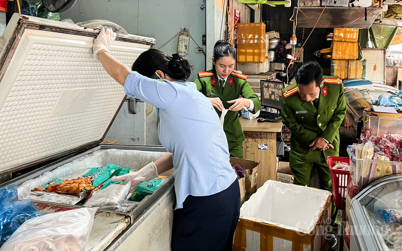 Các cán bộ Quản lý thị trường số 1 trong quá trình kiểm tra, kiểm soát một số cửa hàng trên địa bàn. Ảnh: Quốc Anh