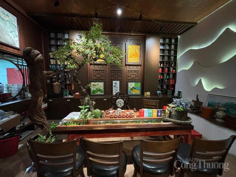 Không gian thưởng trà của nghệ nhân Phạm Thị Minh Hải được xây dựng để phục vụ người dân, du khách đến tìm hiểu, thưởng thức chè Shan tuyết cổ thụ. Ảnh: Hán Hiển