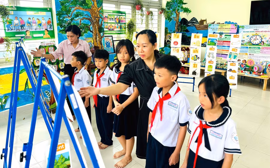 “Góc Tiếng Anh” tại thư viện Trường Tiểu học Thuận Kiều. Ảnh: MA