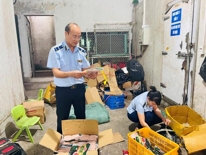 Đội quản lý thị trường số 15 - Chi cục Quản lý thị trường tỉnh Phú Thọ kiểm tra, phát hiện thực phẩm xúc xích… đều đã quá hạn sử dụng.