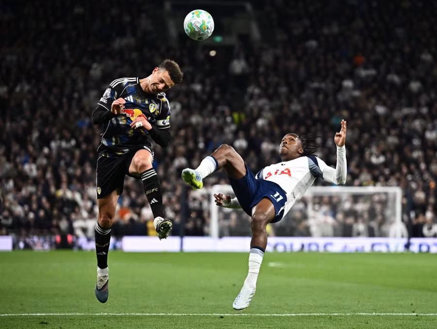 Cú phá bóng của Mathys Tel khiến Tottenham phải chịu phạt đền. Cuộc chiến trụ hạng của ‘Gà trống’ vẫn còn nhiều bất chắc khi giải Ngoại hạng Anh chỉ còn 2 vòng đấu sẽ hạ màn. tottenham-1.jpg