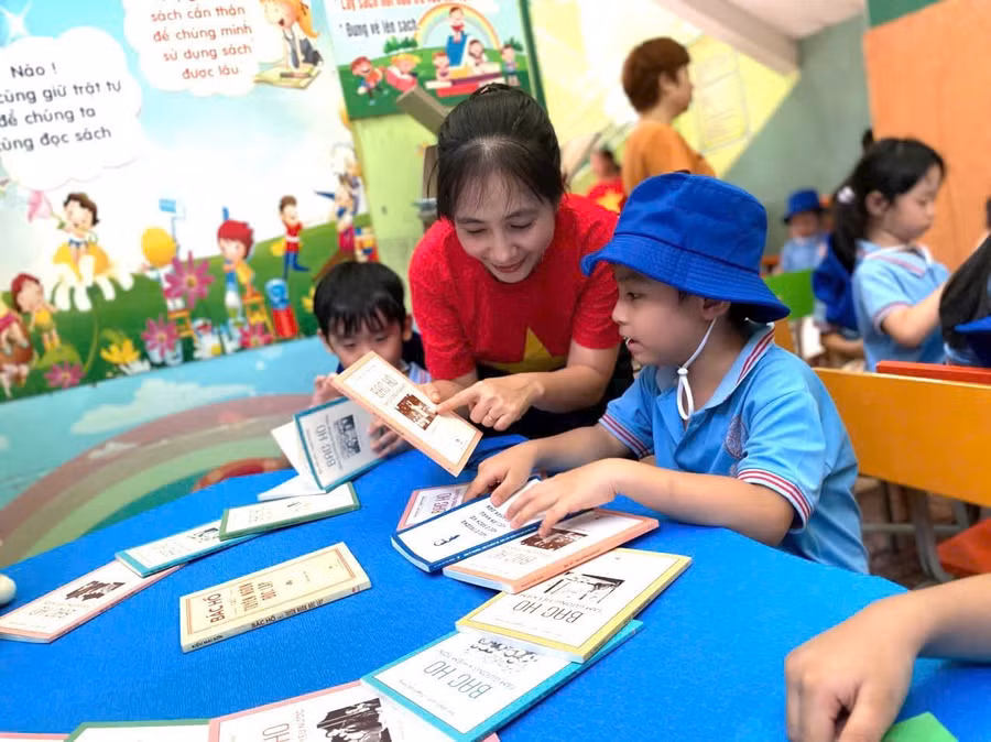 Trẻ khối lớp Lá tham quan trải nghiệm tại Trường Tiểu học Phạm Ngũ Lão. z7837562217796-63c746896b9fee3b57b06ae0dec5c36e.jpg