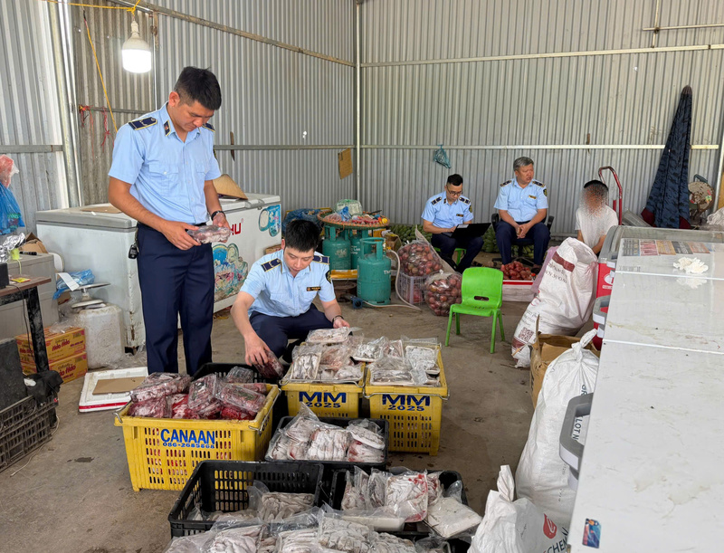 Quản lý thị trường tỉnh Thái Nguyên tăng cường công tác quản lý địa bàn, kiểm tra, kiểm soát thị trường nhằm trong hoạt động kinh doanh thực phẩm. Ảnh: Quản lý thị trường Thái Nguyên