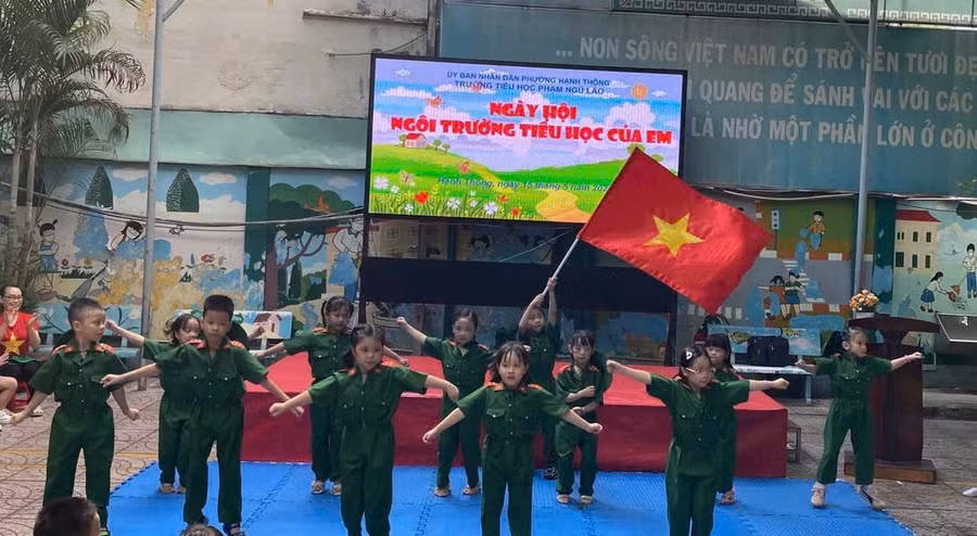 Trẻ lớp Lá diễn văn nghệ tại Trường Tiểu học Phạm Ngũ Lão. z7837631806581-51fcd9828078ca99d9bbc62189ff6495.jpg