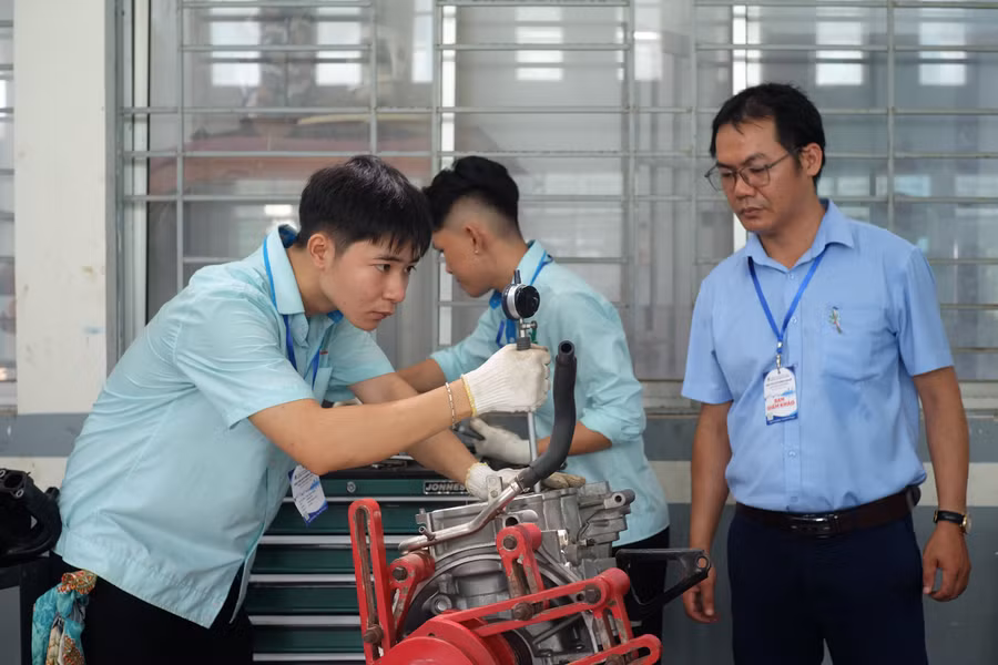 Ban Giám khảo kiểm tra các phần thi của sinh viên ngành Công nghệ ô tô.