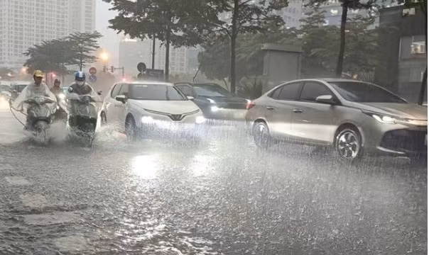 Mưa lớn, dông lốc gây ảnh hưởng tới đời sống của người dân. mua.jpg