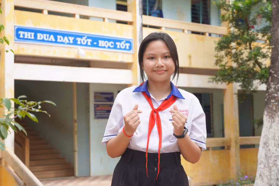 Em Đỗ Hoàng Ngân luôn cố gắng học thật tốt, với mong muốn có thể thay đổi tương lai và giúp ba mẹ bớt vất vả. 2-bien-gioi.jpg