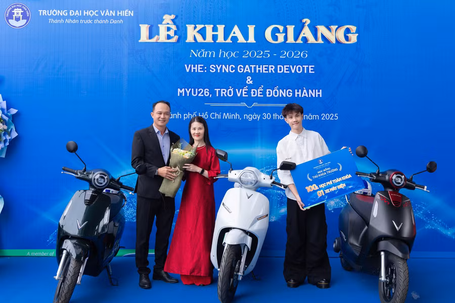 Trường Đại học Văn Hiến trao tặng học bổng tài năng và xe máy điện cho Thủ khoa trường tại Lễ Khai giảng năm học 2025 – 2026. ducp5012.png