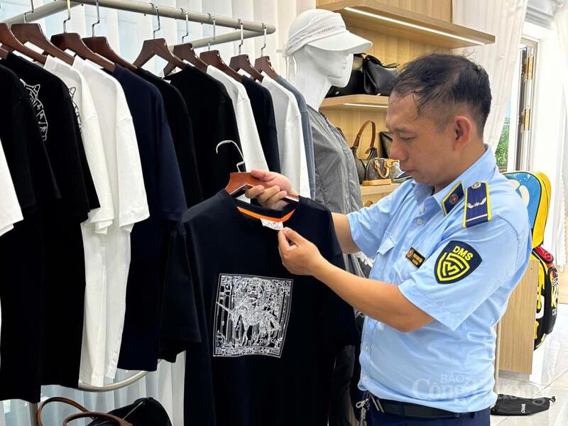 Đội Quản lý thị trường số 2, Chi cục Quản lý thị trường Đà Nẵng kiểm tra cơ sở kinh doanh tại phường An Hải