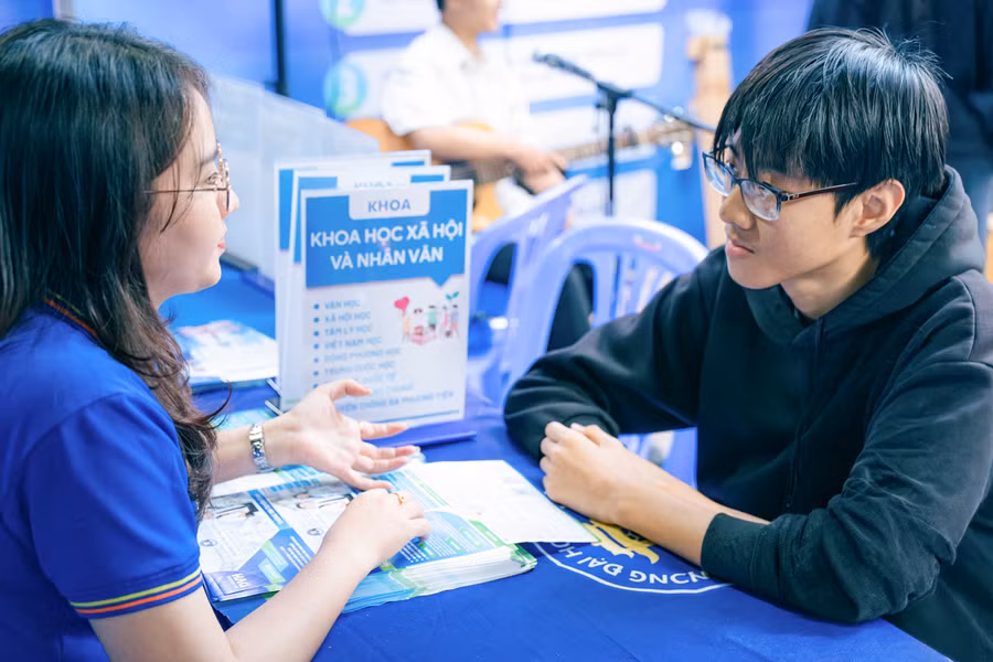 Thí sinh xét học bạ vào Trường Đại học Văn Hiến tại đây: https://tuyensinh.vhu.edu.vn vhu01746.png