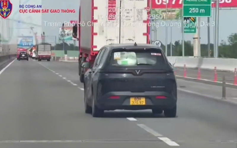 Một trường hợp xe ô tô chuyển làn đường không có tín hiệu báo trước. Ảnh: Cục Cảnh sát giao thông