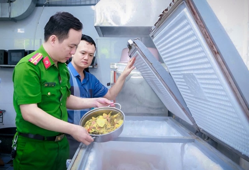 Cơ sở kinh doanh vi phạm không đảm bảo ngăn ngừa nhiễm chéo giữa thực phẩm sống và chín. Ảnh: Thành Chung