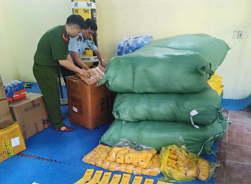 Lực lượng Quản lý thị trường tỉnh Lạng Sơn vừa kiểm tra, phát hiện một hộ kinh doanh bày bán hơn 12.000 sản phẩm có dấu hiệu giả mạo các nhãn hiệu nổi tiếng. Ảnh: Quản lý thị trường Lạng Sơn