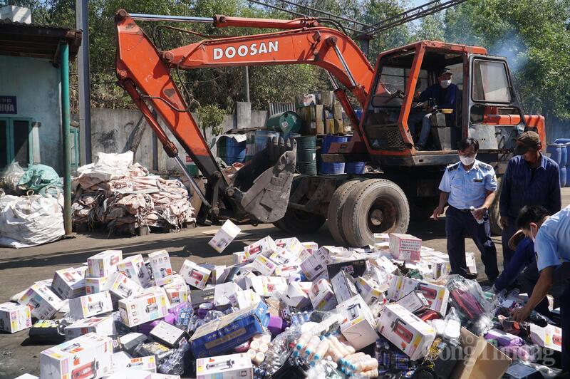 Hàng hóa bị tiêu hủy bằng hình thức cán gồm các sản phẩm thực phẩm chức năng, bia rượu, thức uống các loại, hàng điện, điện tử....