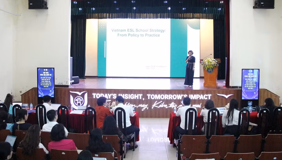 TS Nguyễn Thị Mai Hữu – Trưởng ban Quản lý Đề án Ngoại ngữ Quốc gia (Bộ GD&ĐT) chia sẻ tại hội thảo. img-9074.jpg