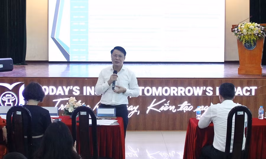 PGS.TS Nguyễn Văn Tuân – Phó Hiệu trưởng Trường ĐH Thủ đô Hà Nội trao đổi tại hội thảo. img-9068.jpg