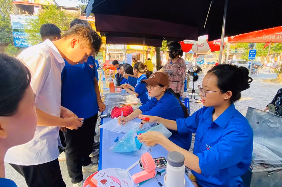 Lực lượng tình nguyện tiếp sức mùa thi tận tình hỗ trợ thí sinh. thi-1.jpg