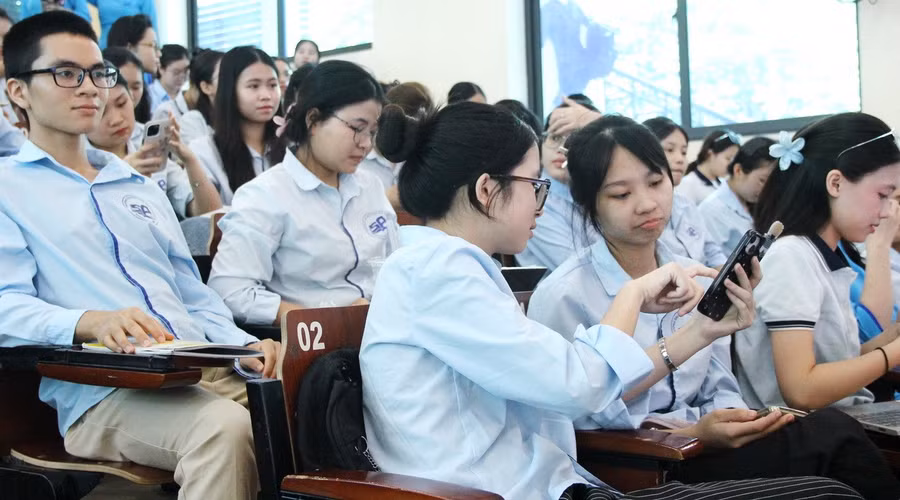 Sinh viên Trường ĐH Thủ đô Hà Nội tham dự hội thảo. img-9070.jpg